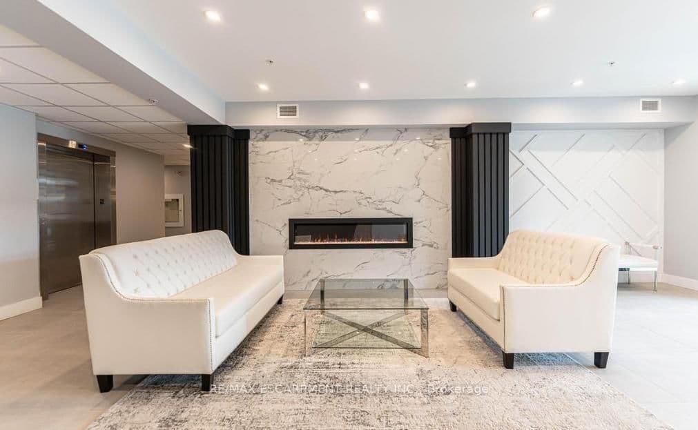 120 SPRINGVALLEY Crescent, Unit 104 thumbnail 4
