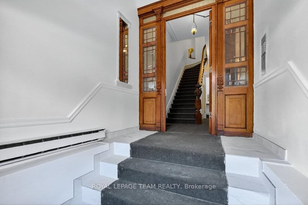 260 W Somerset Street W thumbnail 3