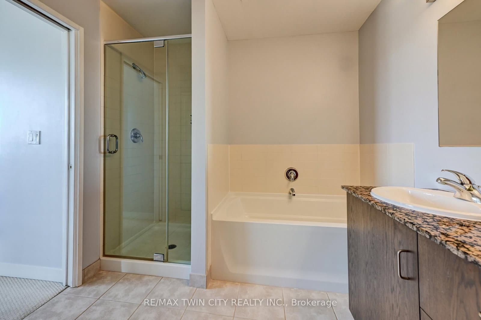 191 King Street S, Unit 706 thumbnail 21