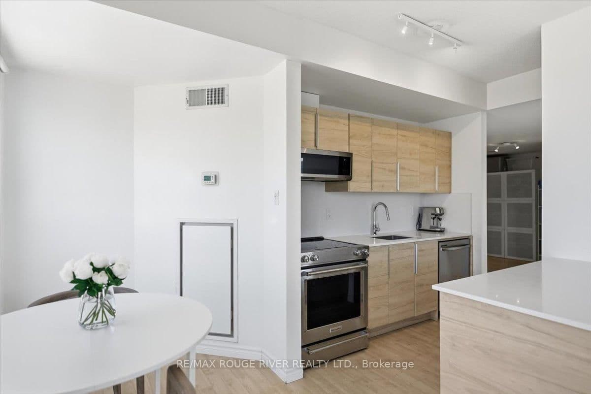 135 James Street S, Unit 1401 thumbnail 13