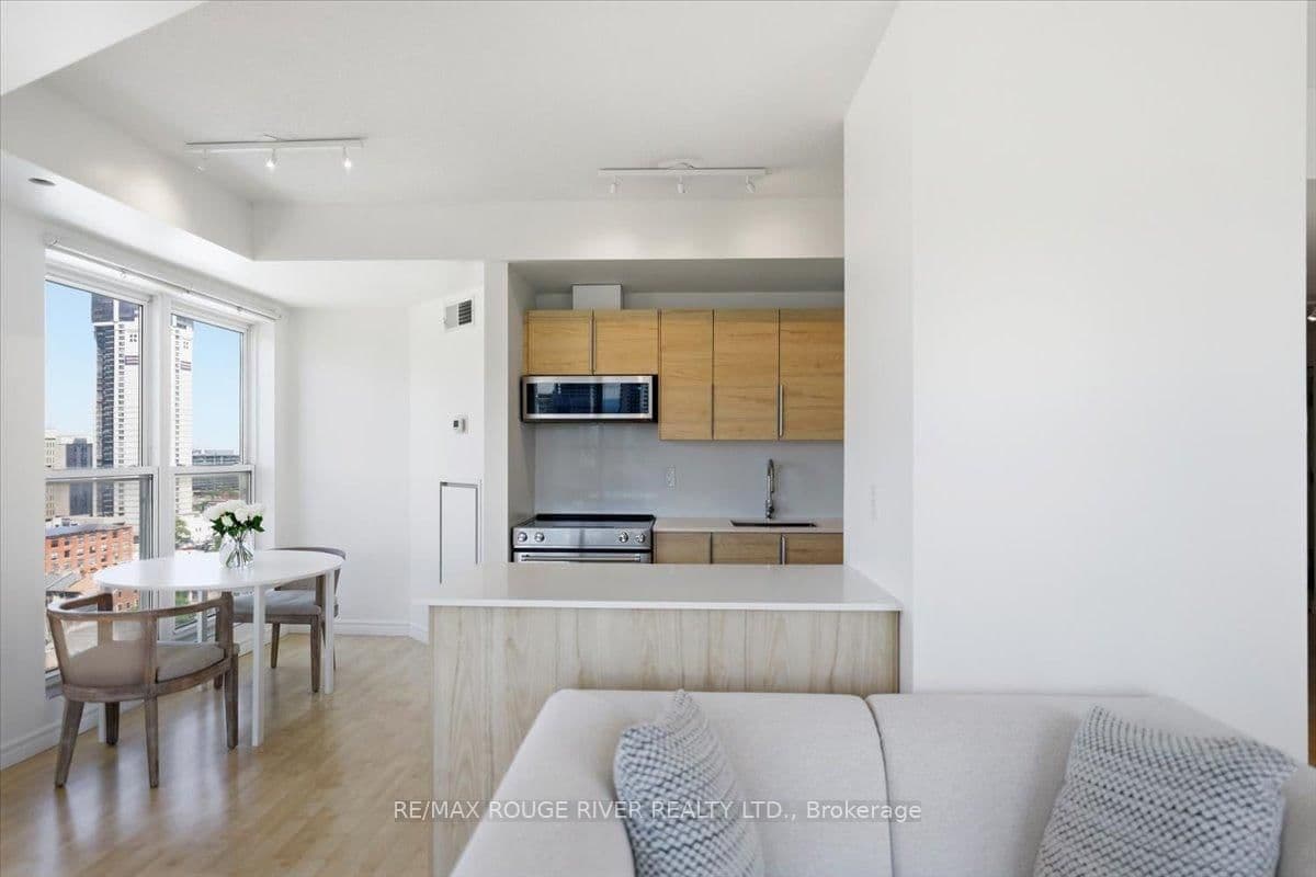 135 James Street S, Unit 1401 thumbnail 16