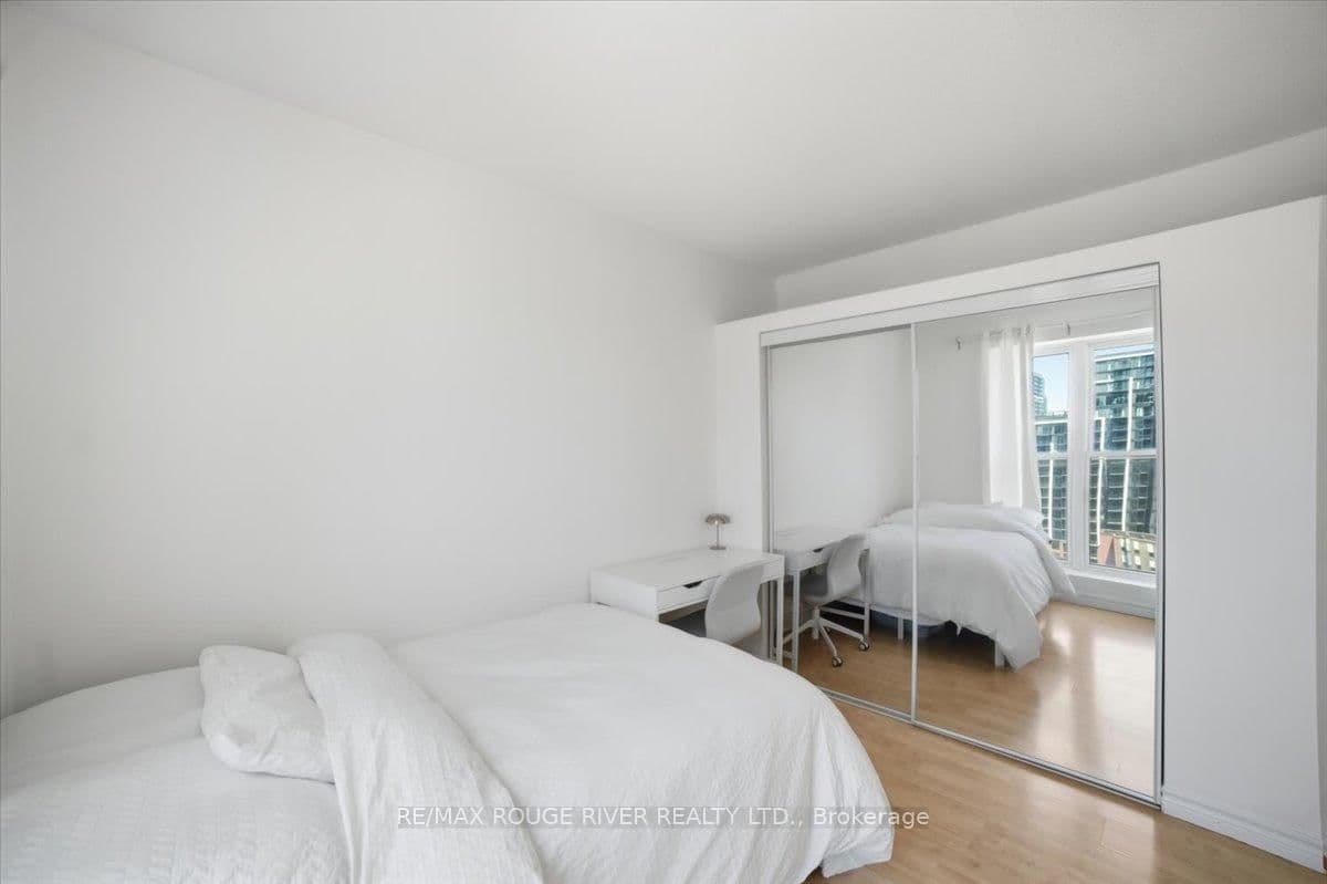 135 James Street S, Unit 1401 thumbnail 29