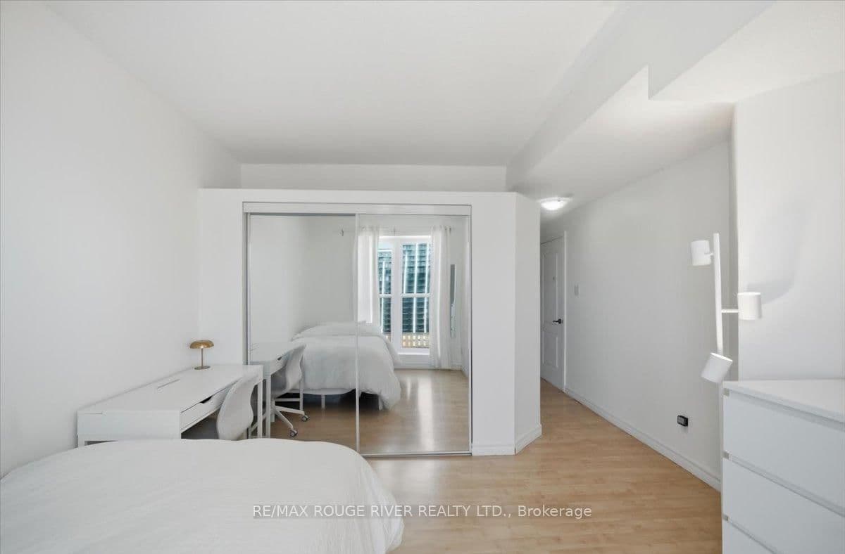 135 James Street S, Unit 1401 thumbnail 31