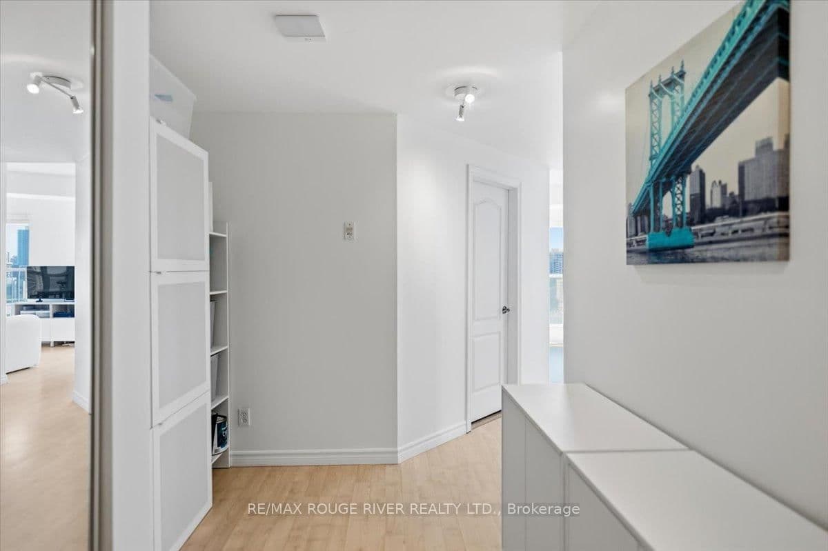 135 James Street S, Unit 1401 thumbnail 8