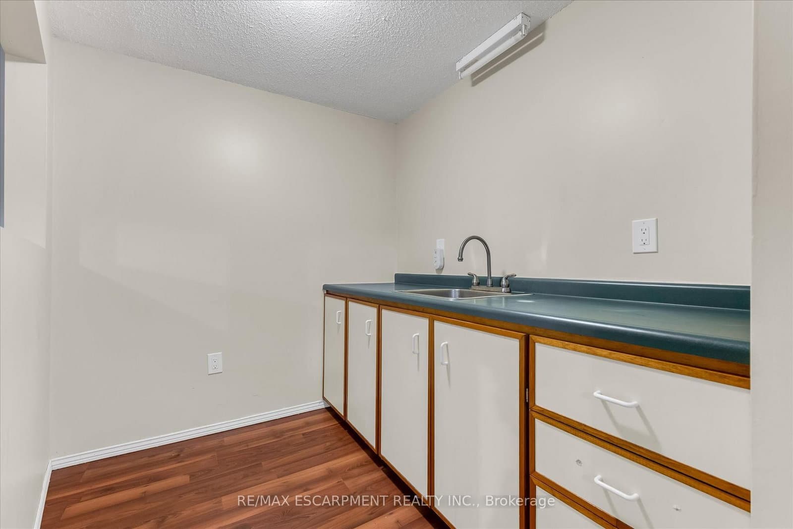 261 LIMERIDGE Road W thumbnail 22