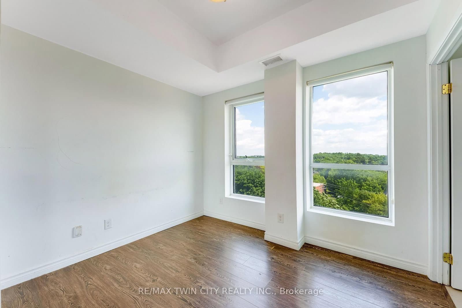 158 King Street N, Unit 802 thumbnail 13