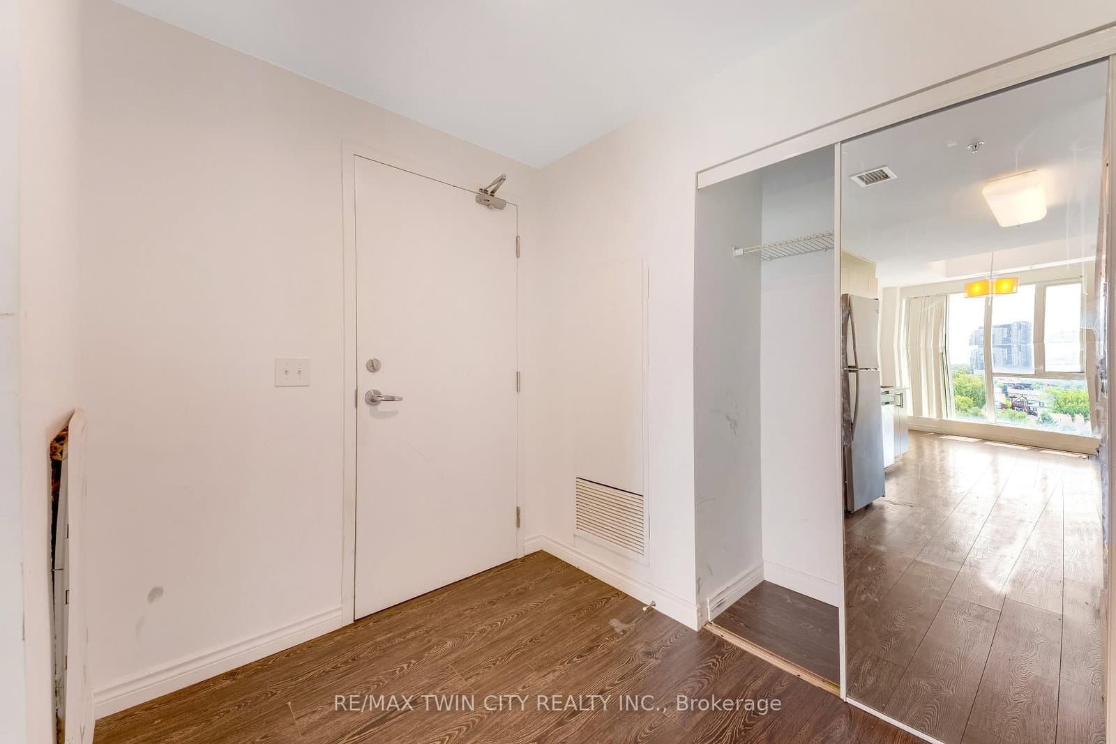158 King Street N, Unit 802 thumbnail 3