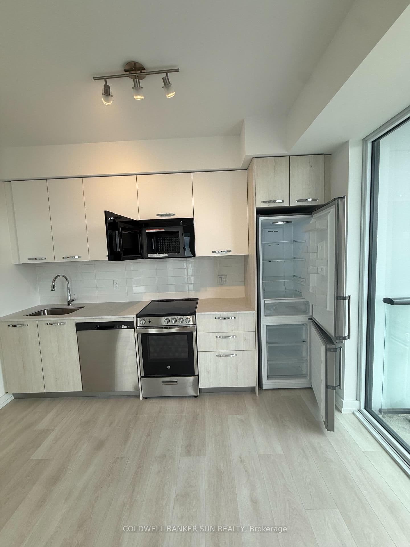 75 James Street S, Unit 2502 thumbnail 14