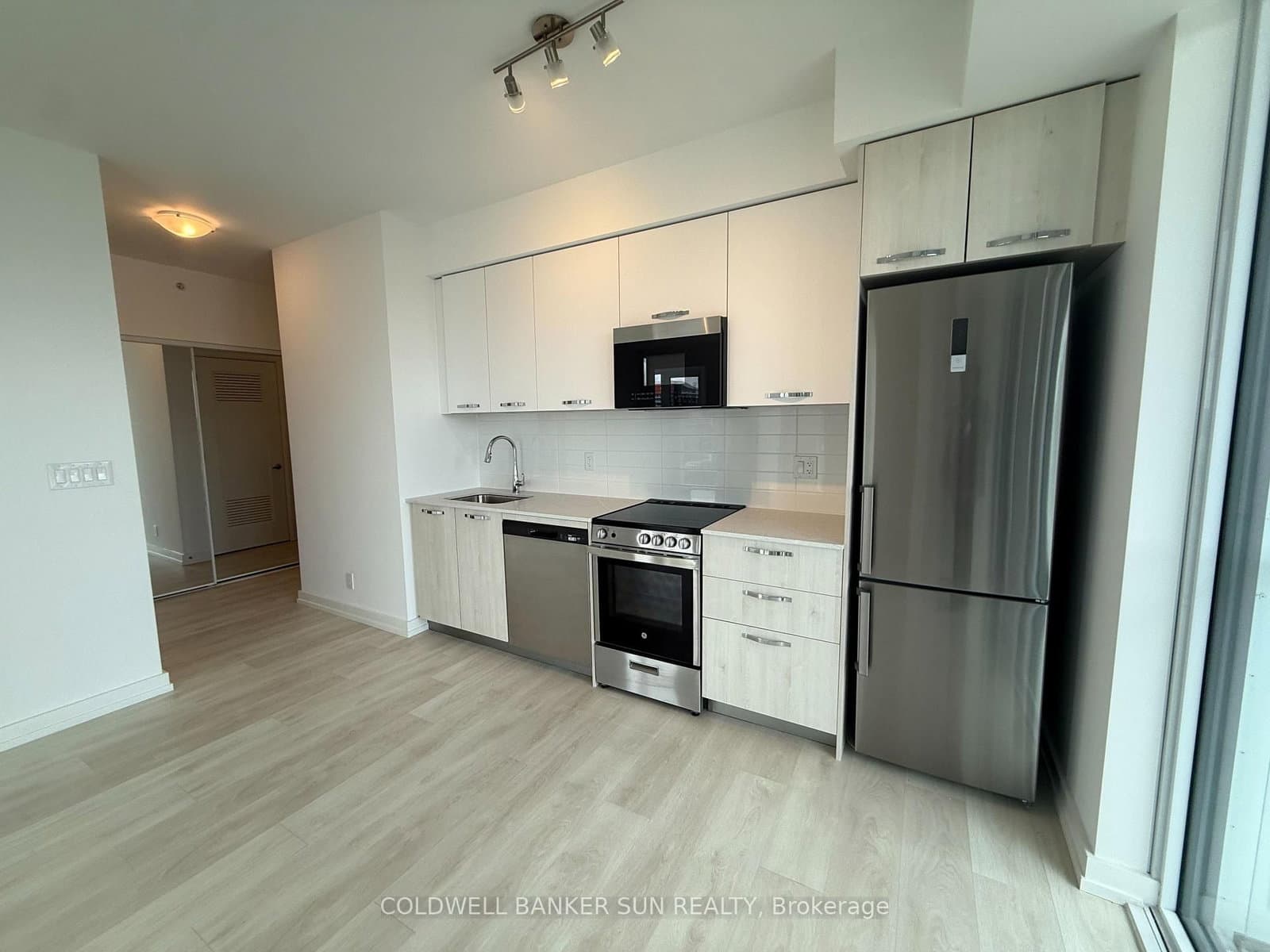 75 James Street S, Unit 2502 thumbnail 8
