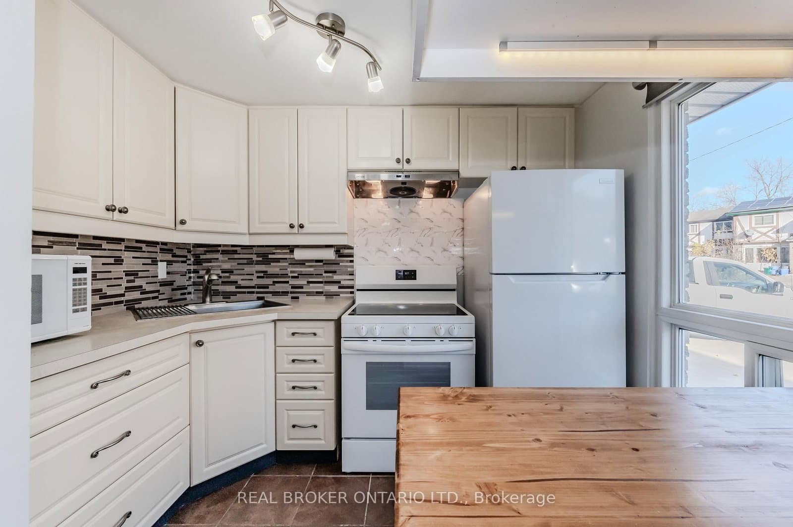 550 Parkview Crescent thumbnail 9