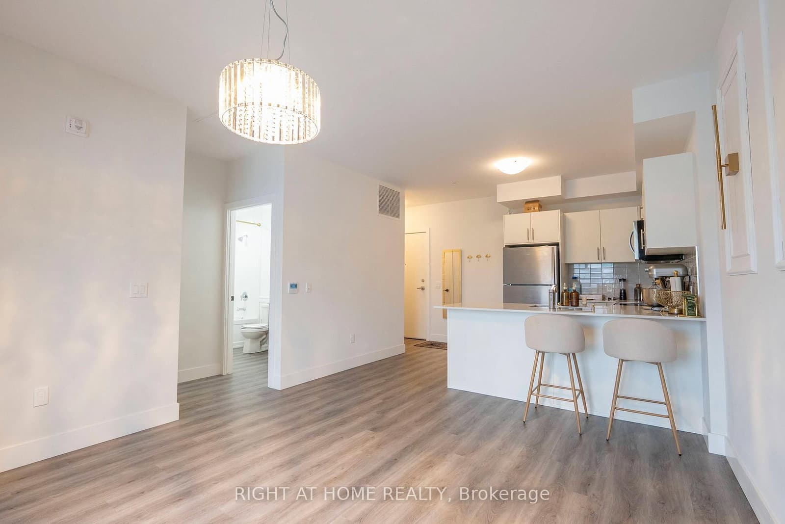 1000 Lackner Place E, Unit 302 thumbnail 2