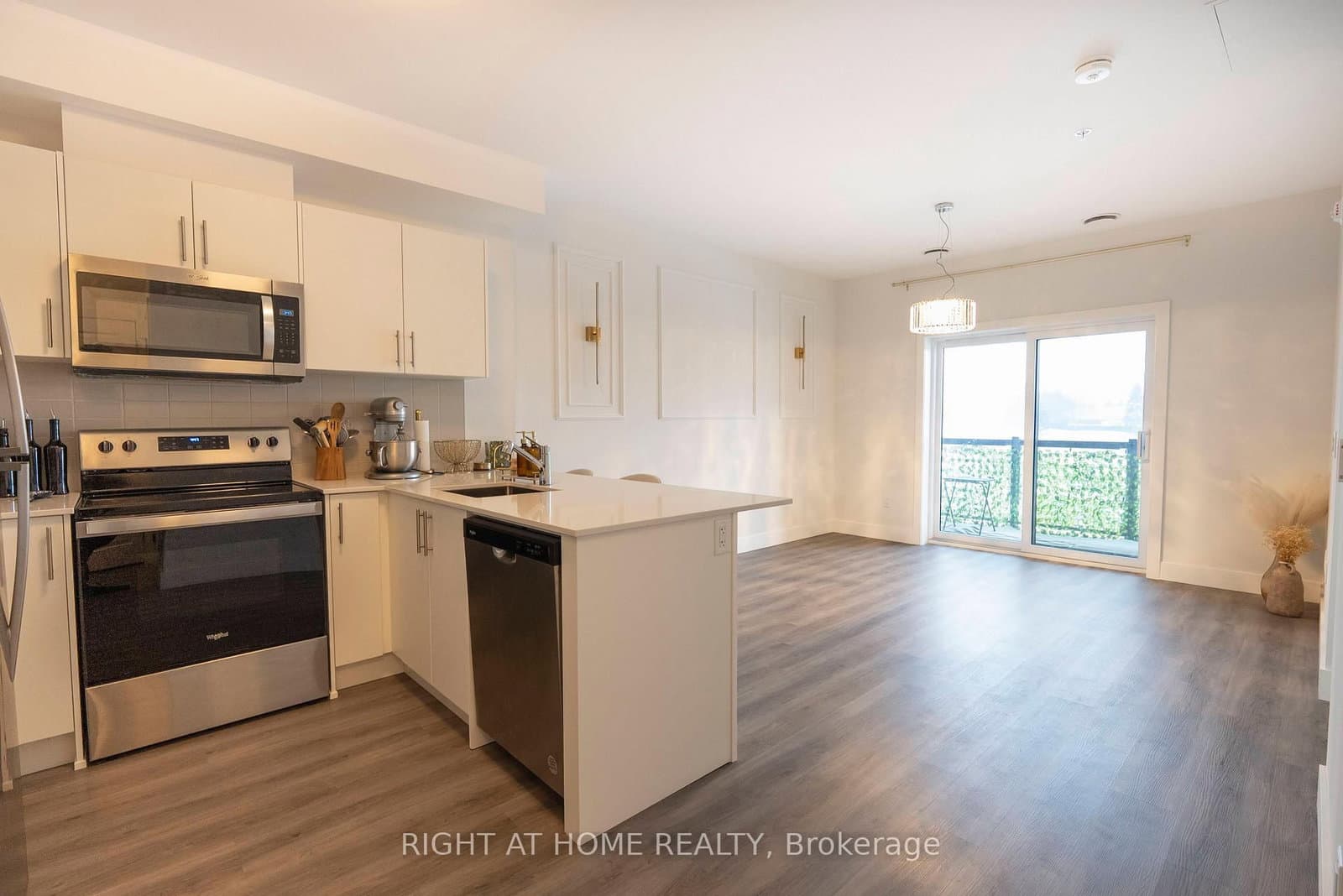 1000 Lackner Place E, Unit 302 thumbnail 3