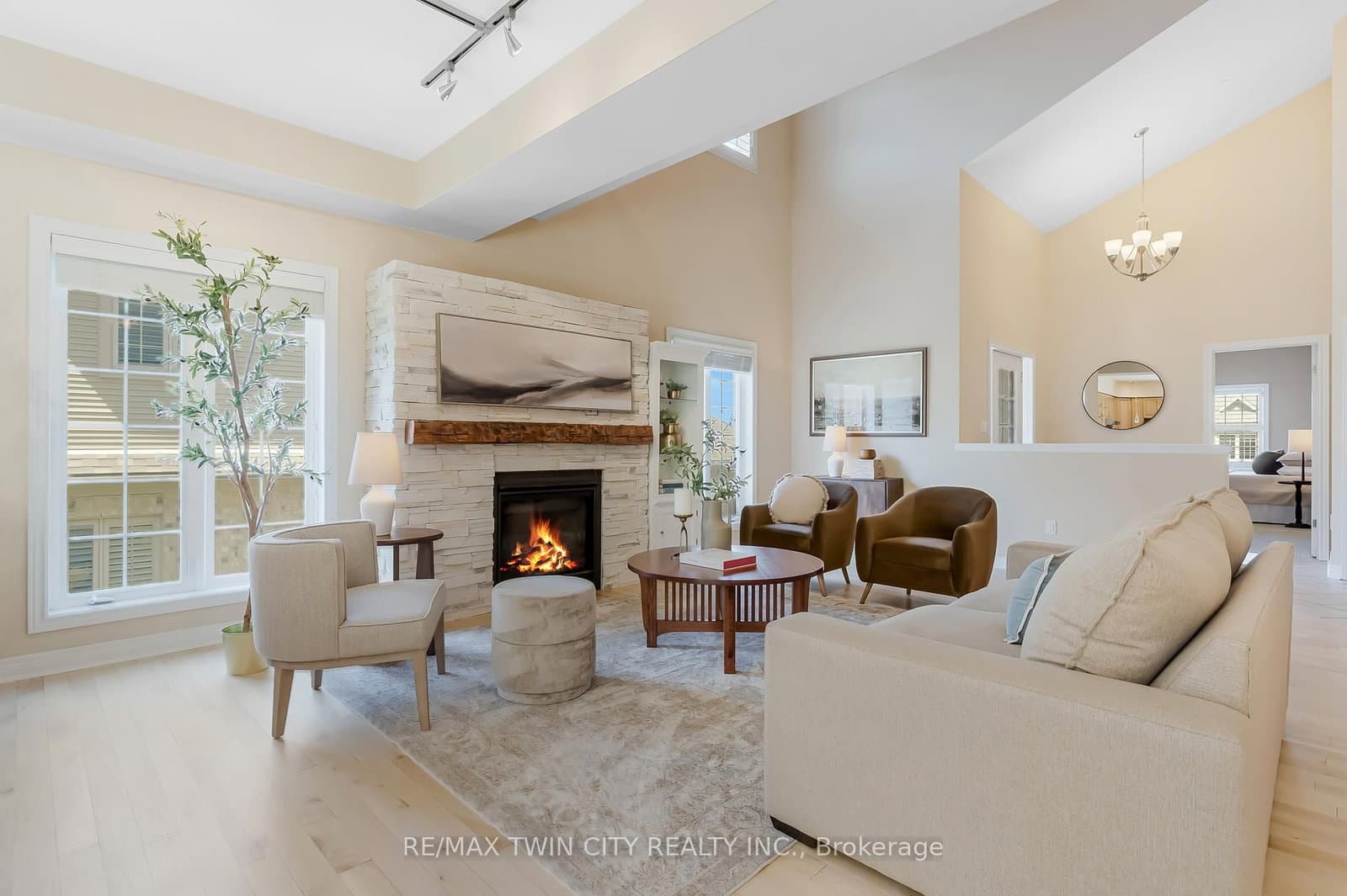227 Chestnut Hill Crescent thumbnail 2