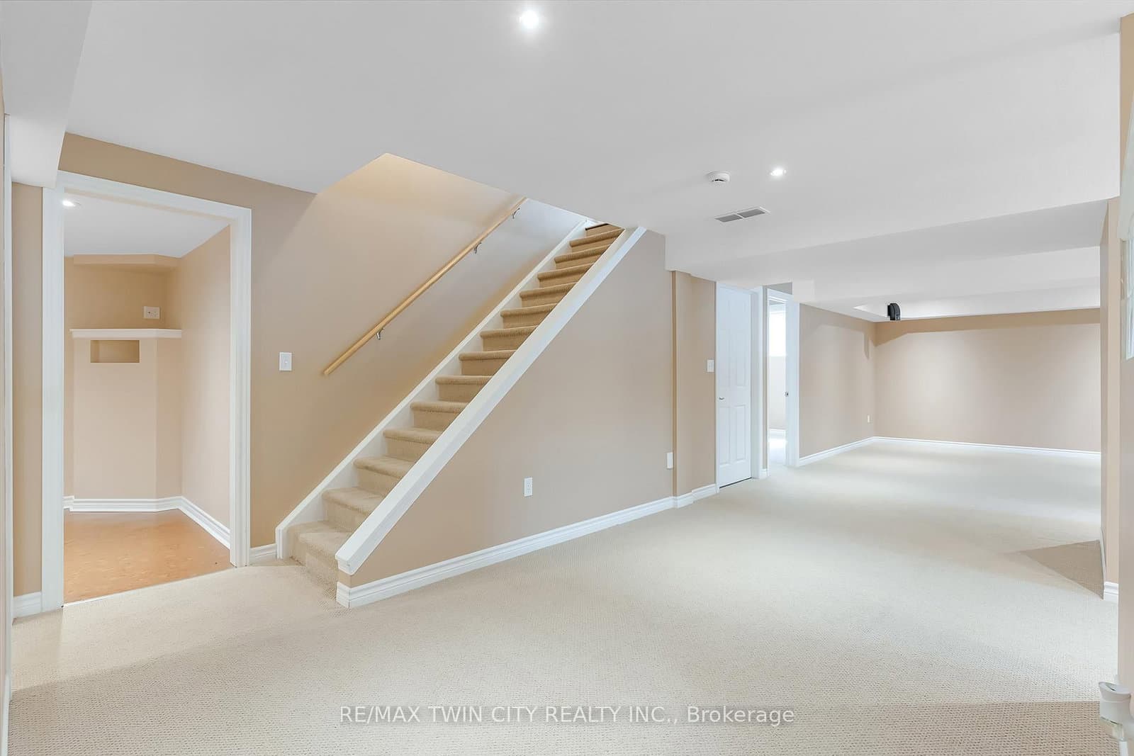 227 Chestnut Hill Crescent thumbnail 25
