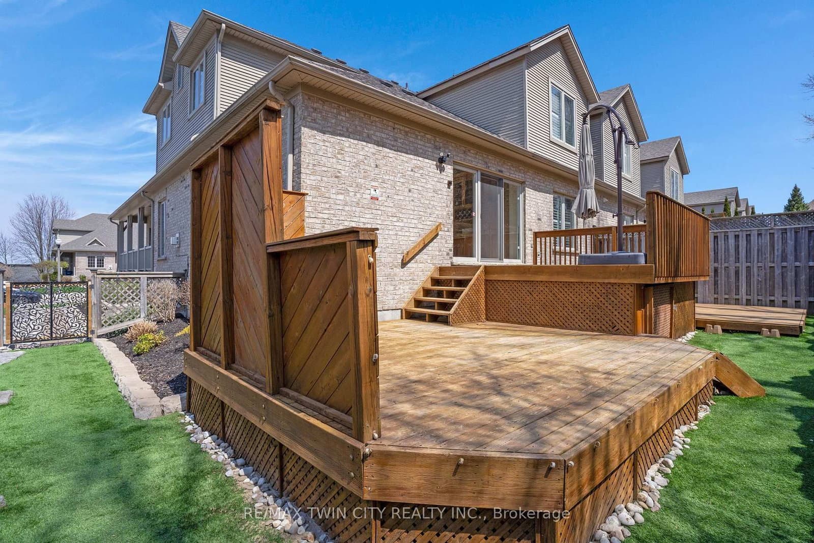 227 Chestnut Hill Crescent thumbnail 32