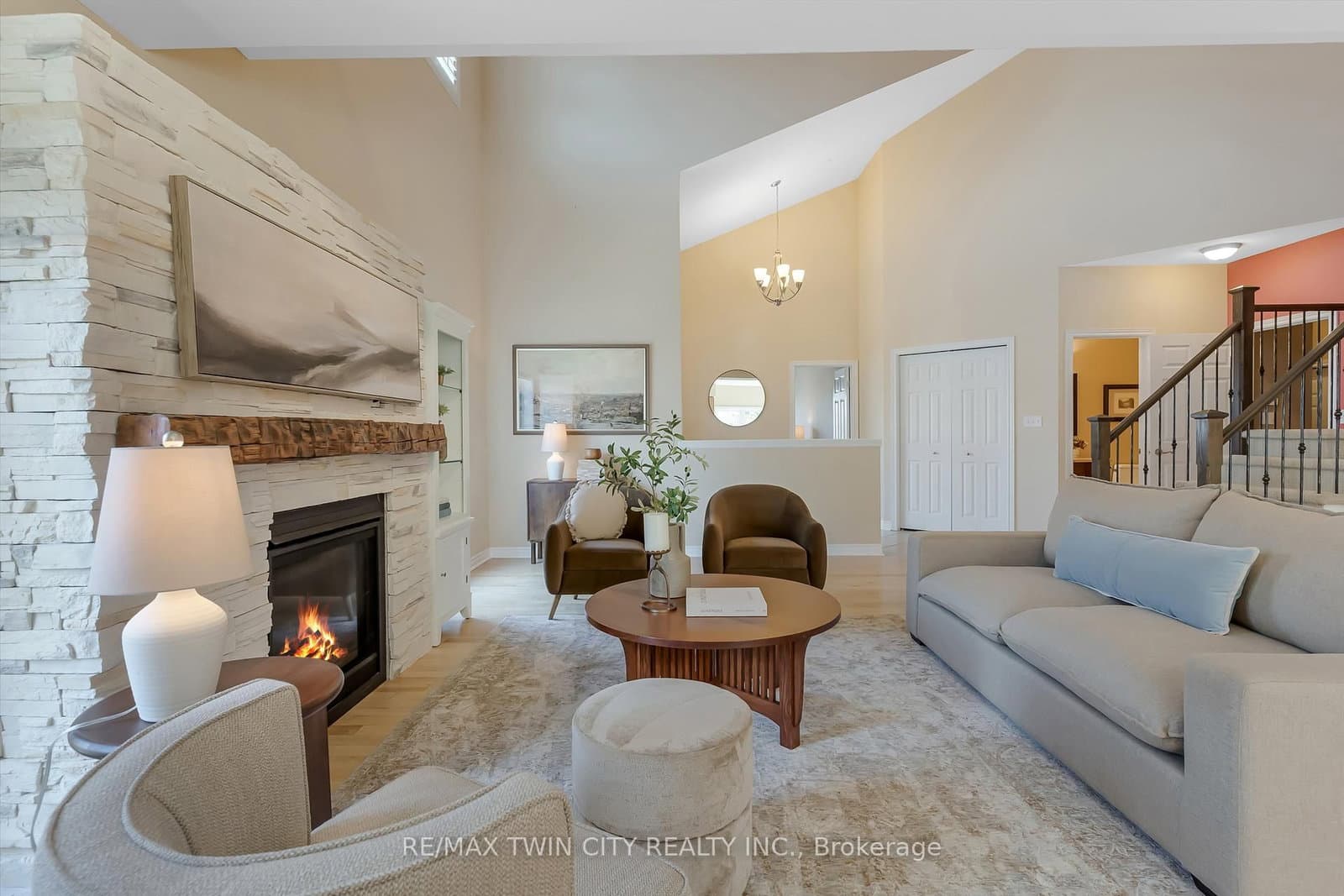 227 Chestnut Hill Crescent thumbnail 4