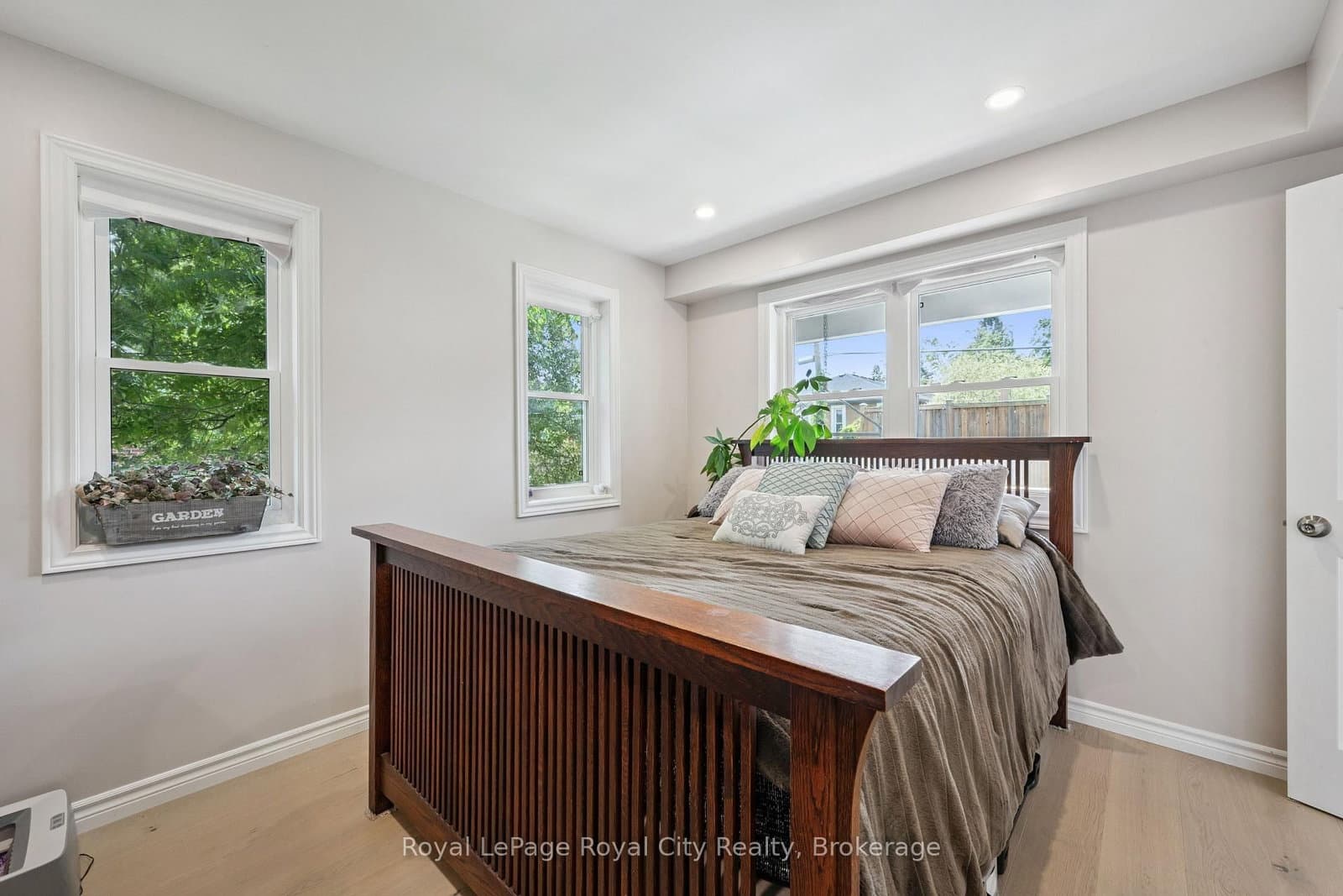 8 Rosewood Avenue thumbnail 16