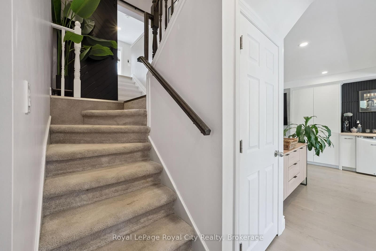 8 Rosewood Avenue thumbnail 19