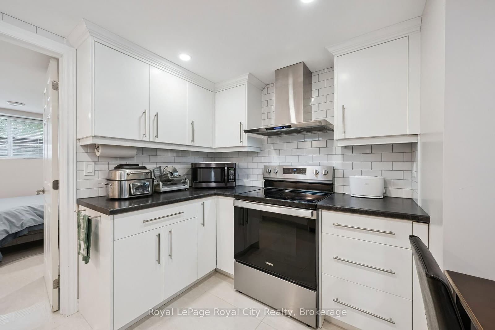 8 Rosewood Avenue thumbnail 31