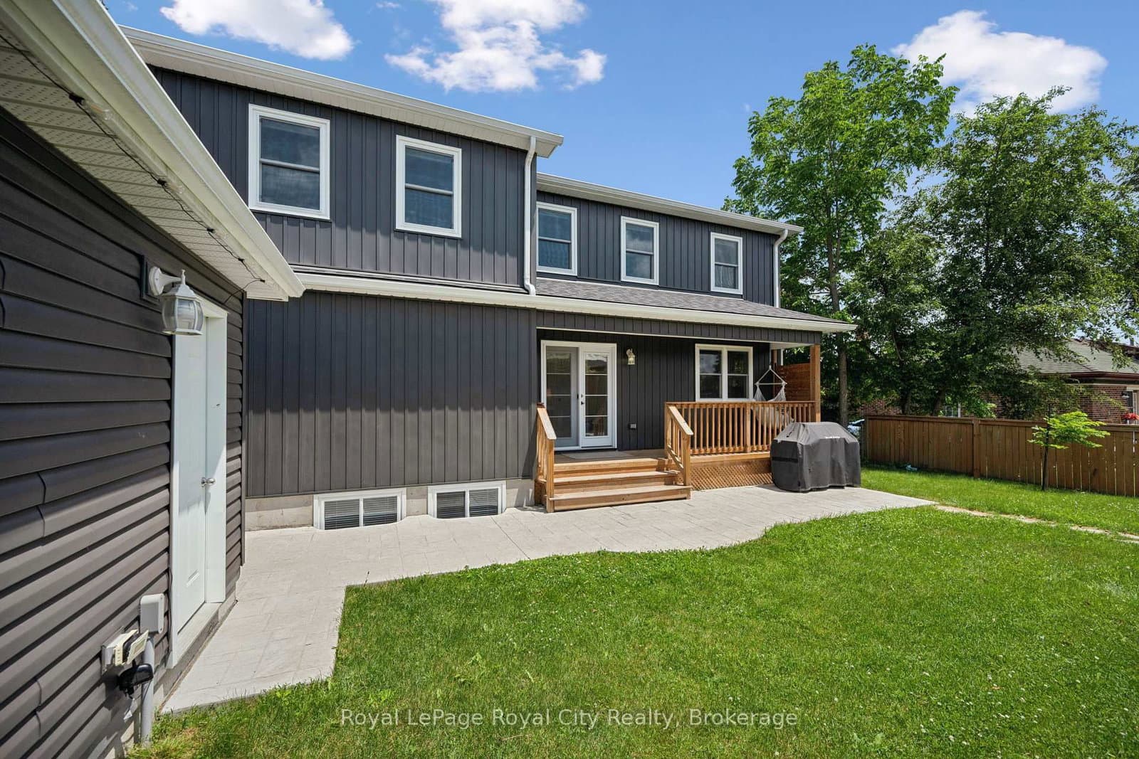 8 Rosewood Avenue thumbnail 39