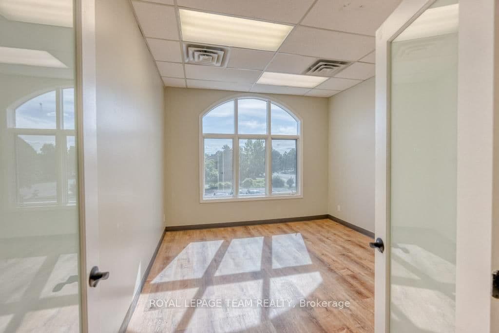 84 Centrepointe Drive thumbnail 14