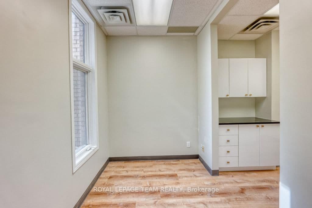 84 Centrepointe Drive thumbnail 15