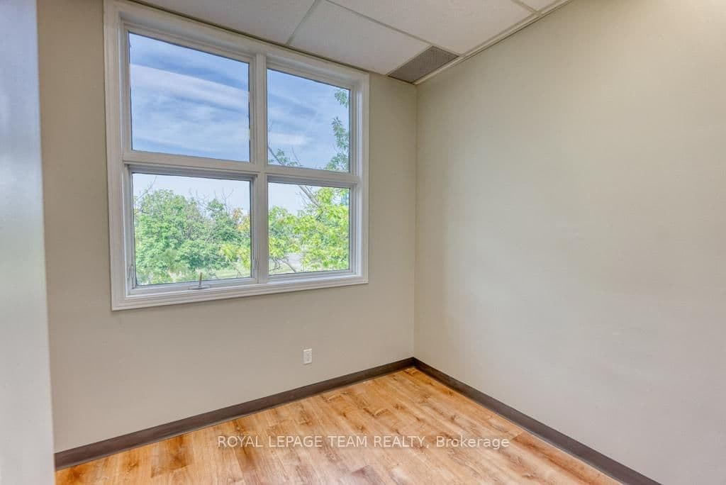 84 Centrepointe Drive thumbnail 18