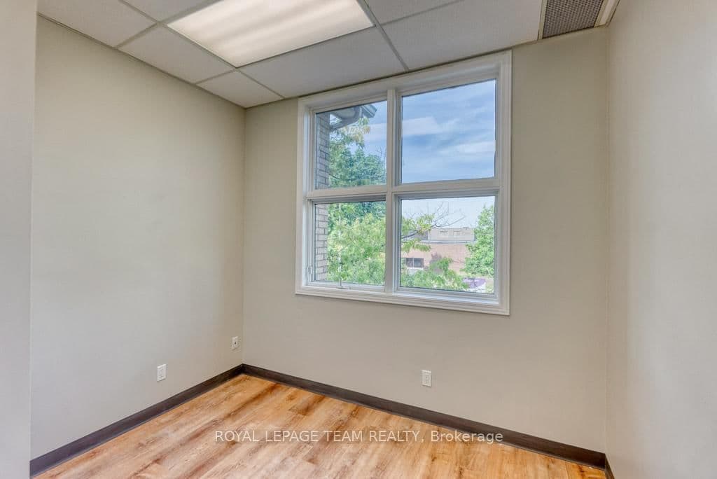 84 Centrepointe Drive thumbnail 20