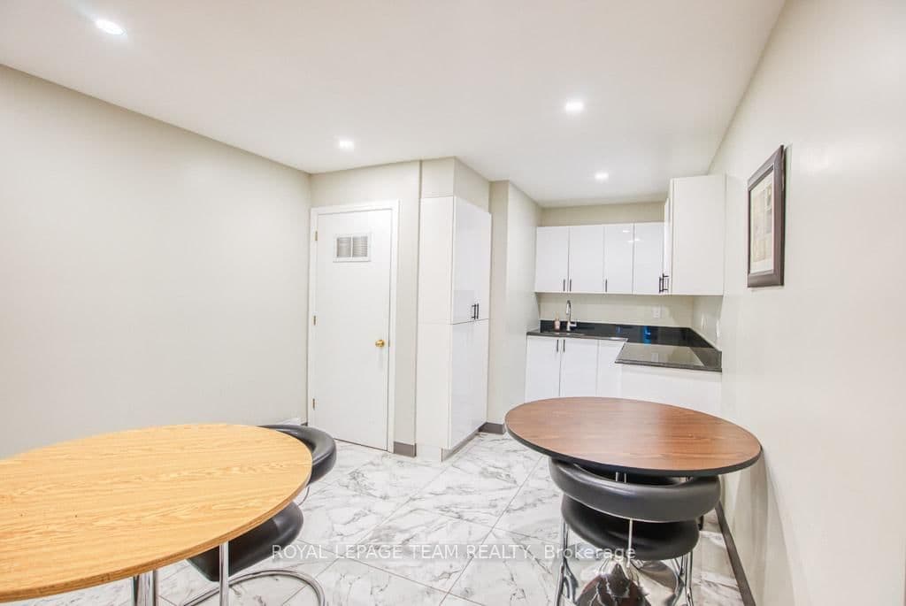 84 Centrepointe Drive thumbnail 27