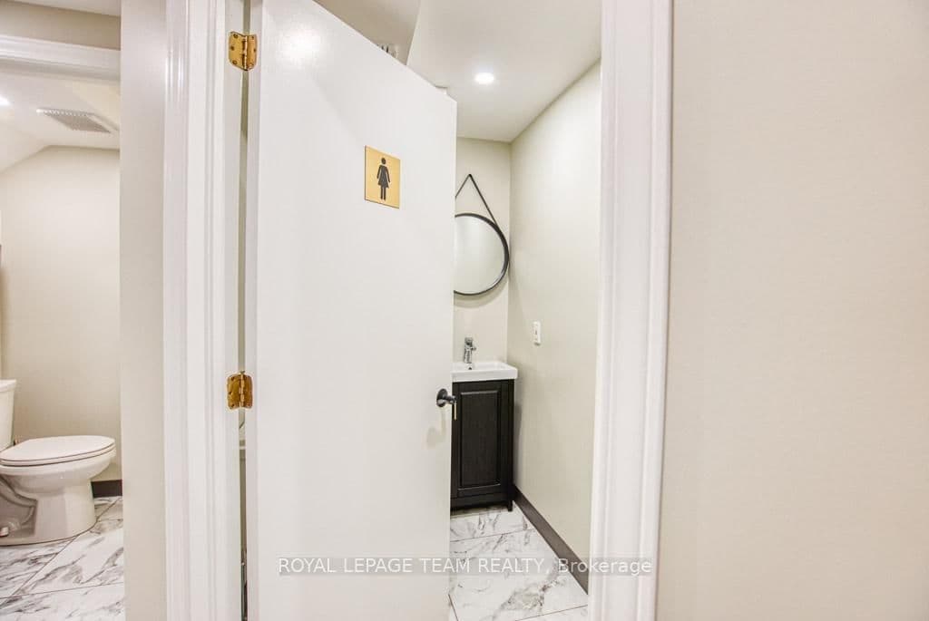 84 Centrepointe Drive thumbnail 29