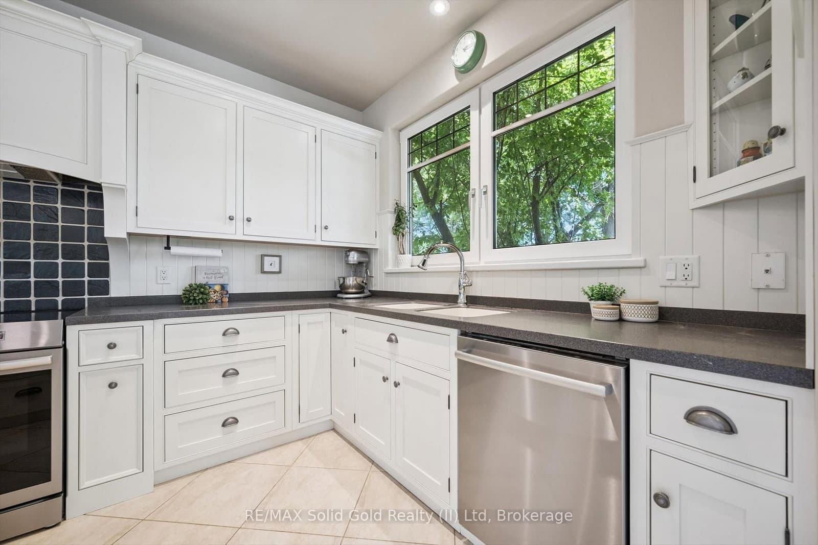 576 Falconridge Crescent thumbnail 11
