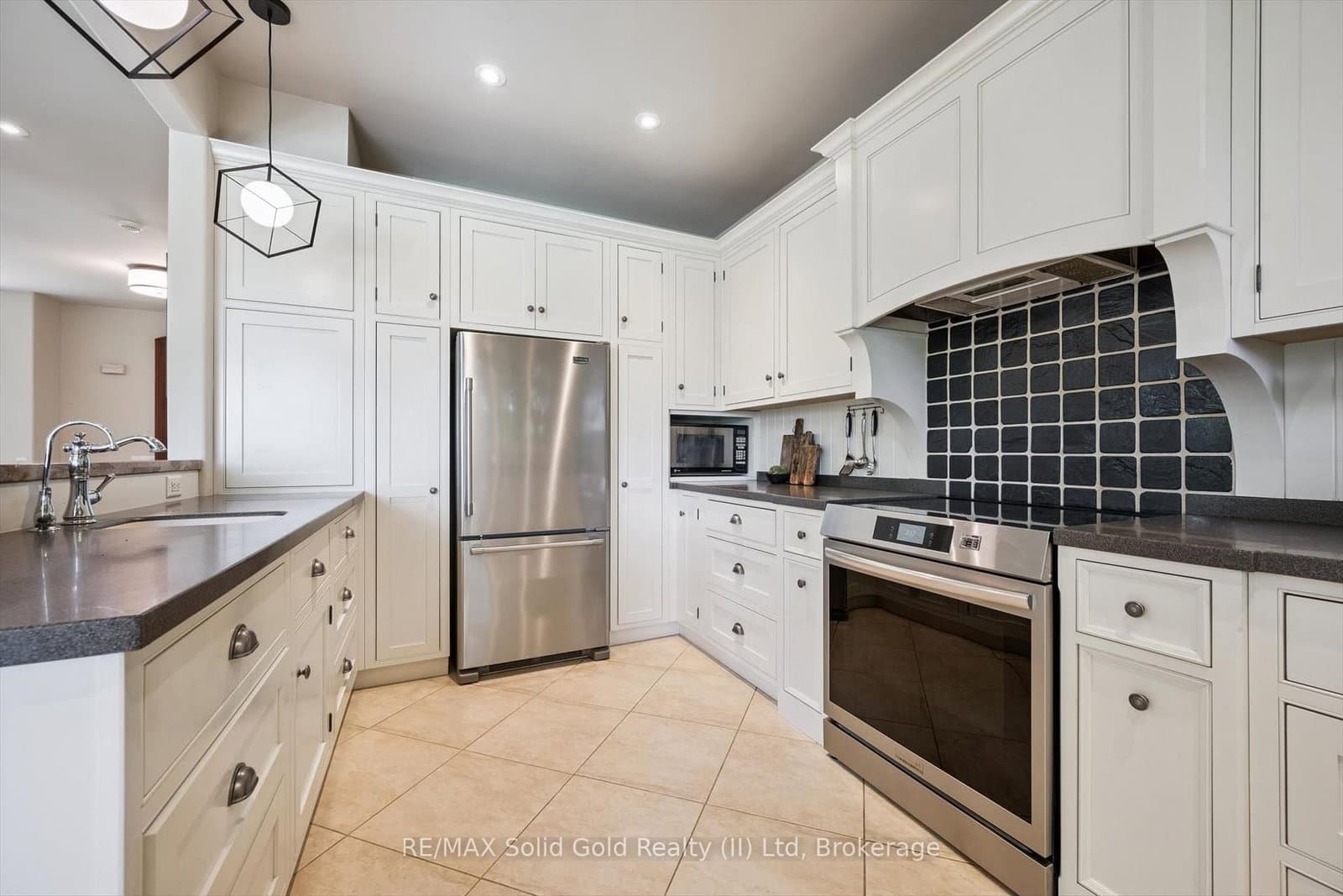 576 Falconridge Crescent thumbnail 12