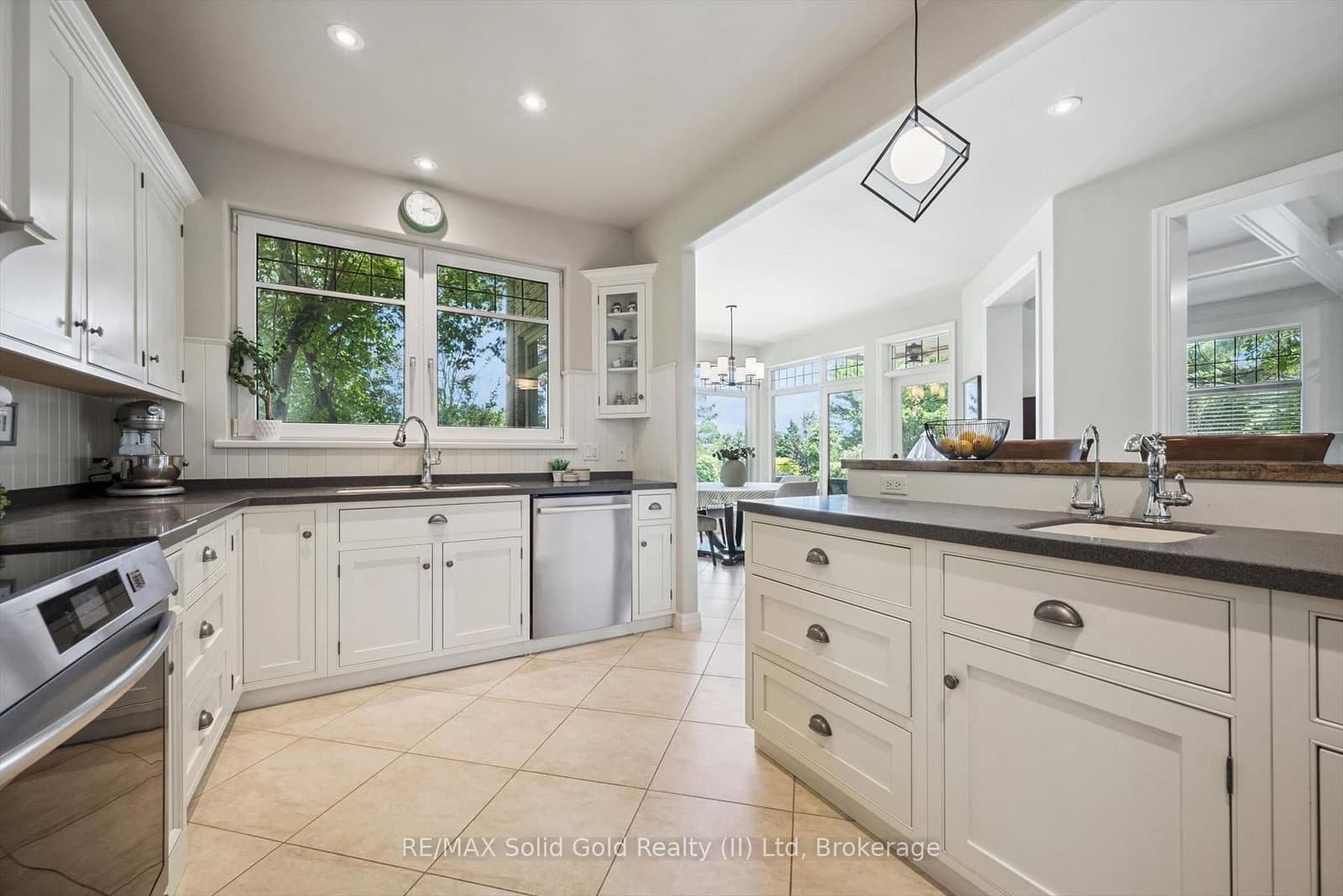 576 Falconridge Crescent thumbnail 14