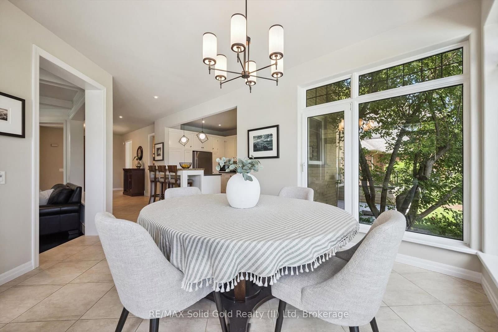576 Falconridge Crescent thumbnail 16