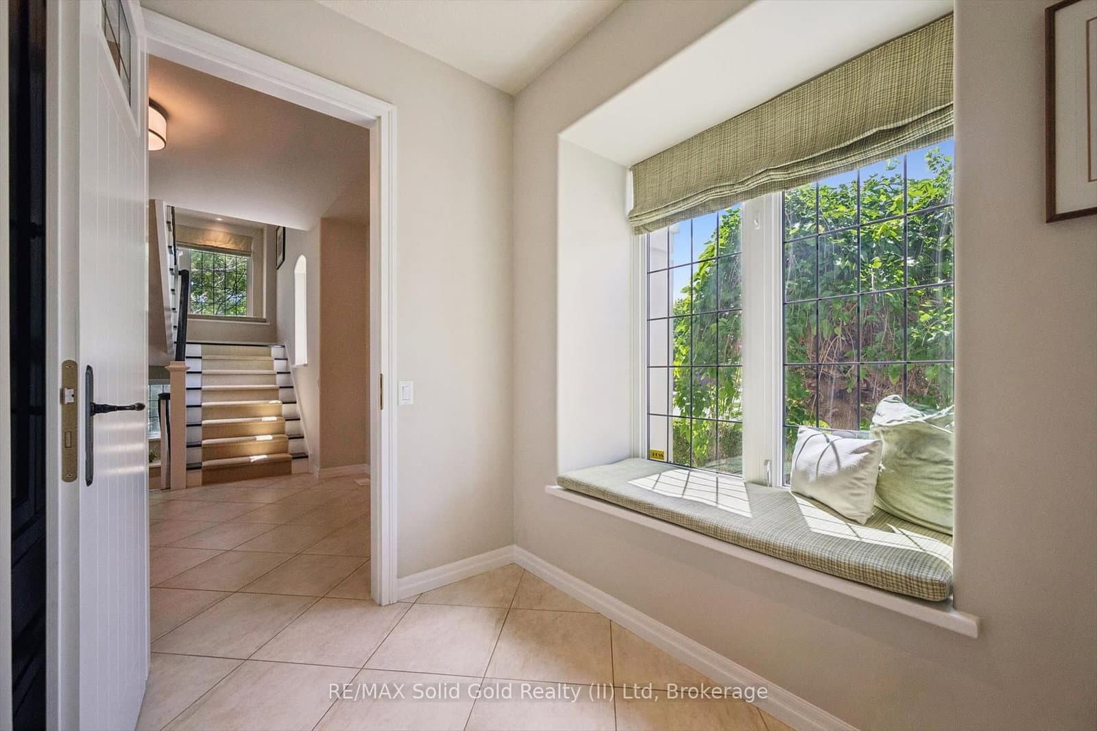 576 Falconridge Crescent thumbnail 20