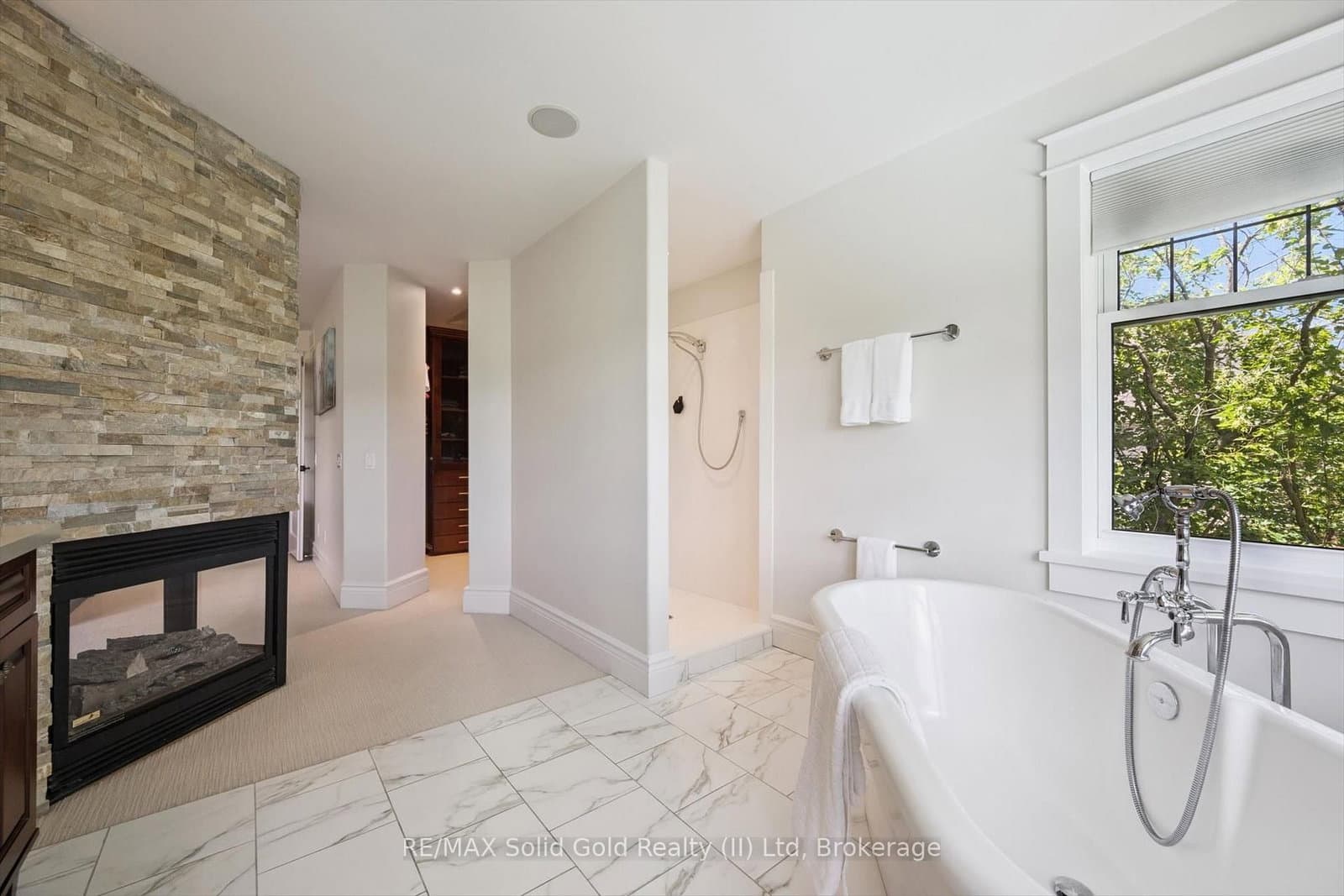 576 Falconridge Crescent thumbnail 26