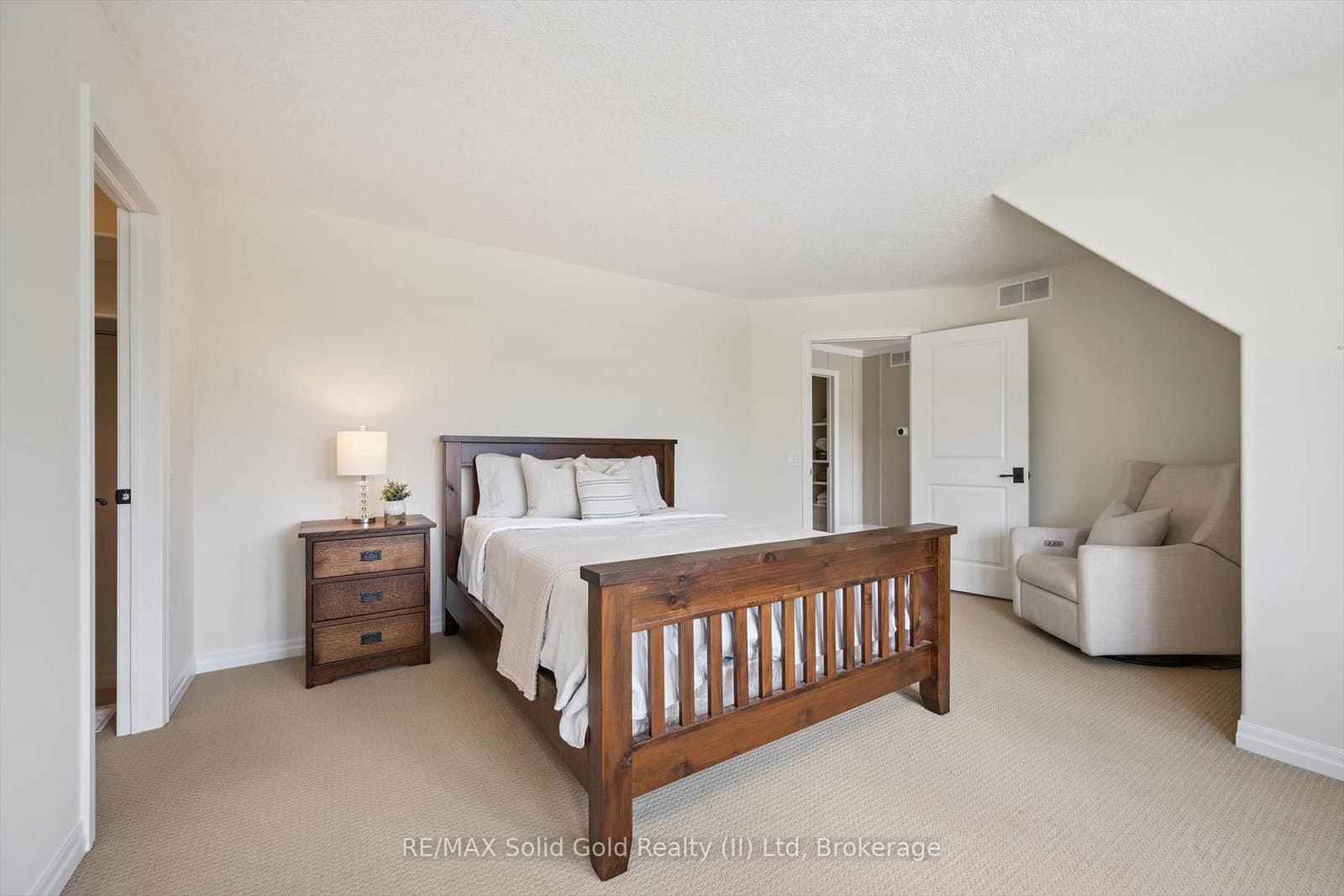 576 Falconridge Crescent thumbnail 28