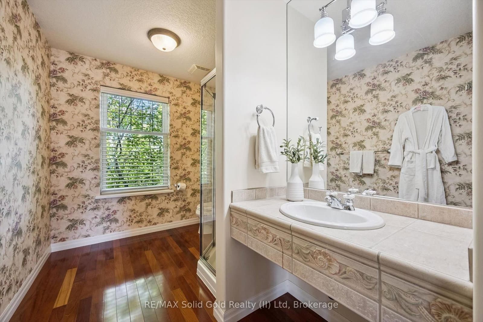 576 Falconridge Crescent thumbnail 32