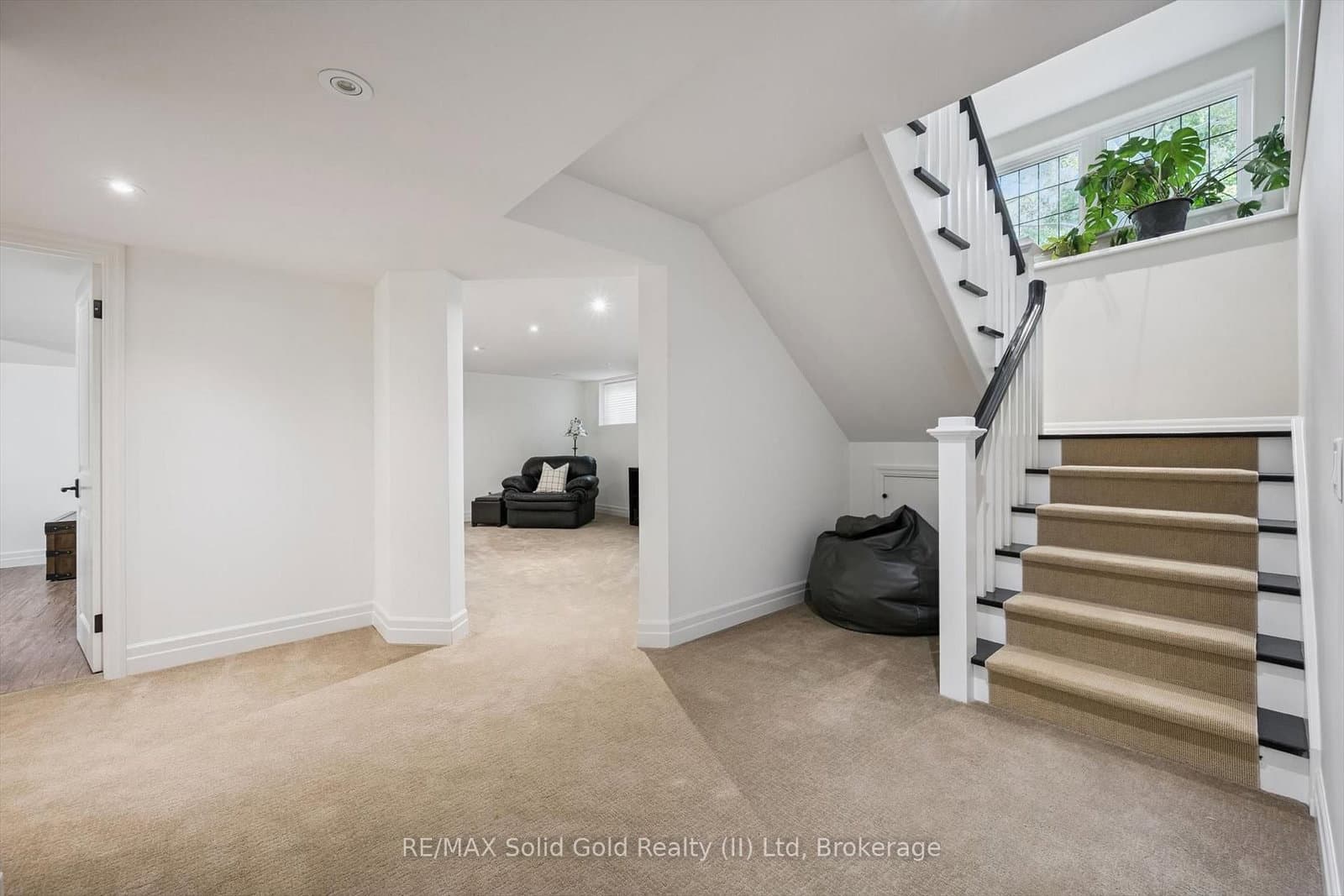 576 Falconridge Crescent thumbnail 34