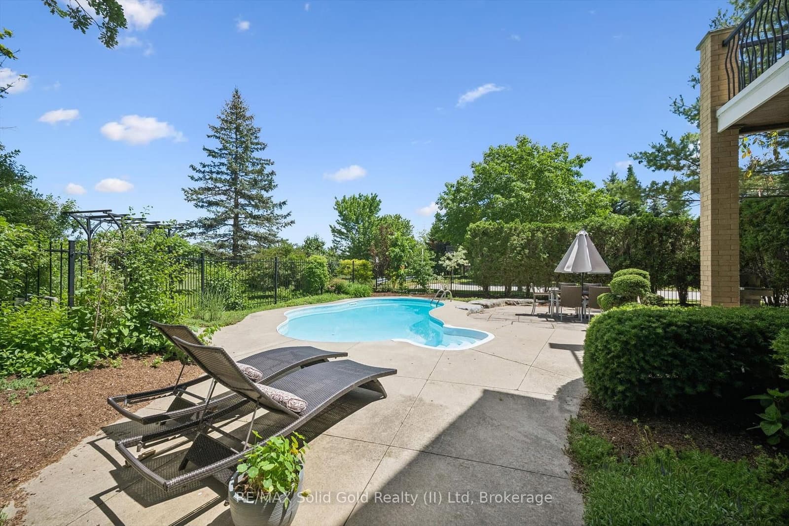 576 Falconridge Crescent thumbnail 44