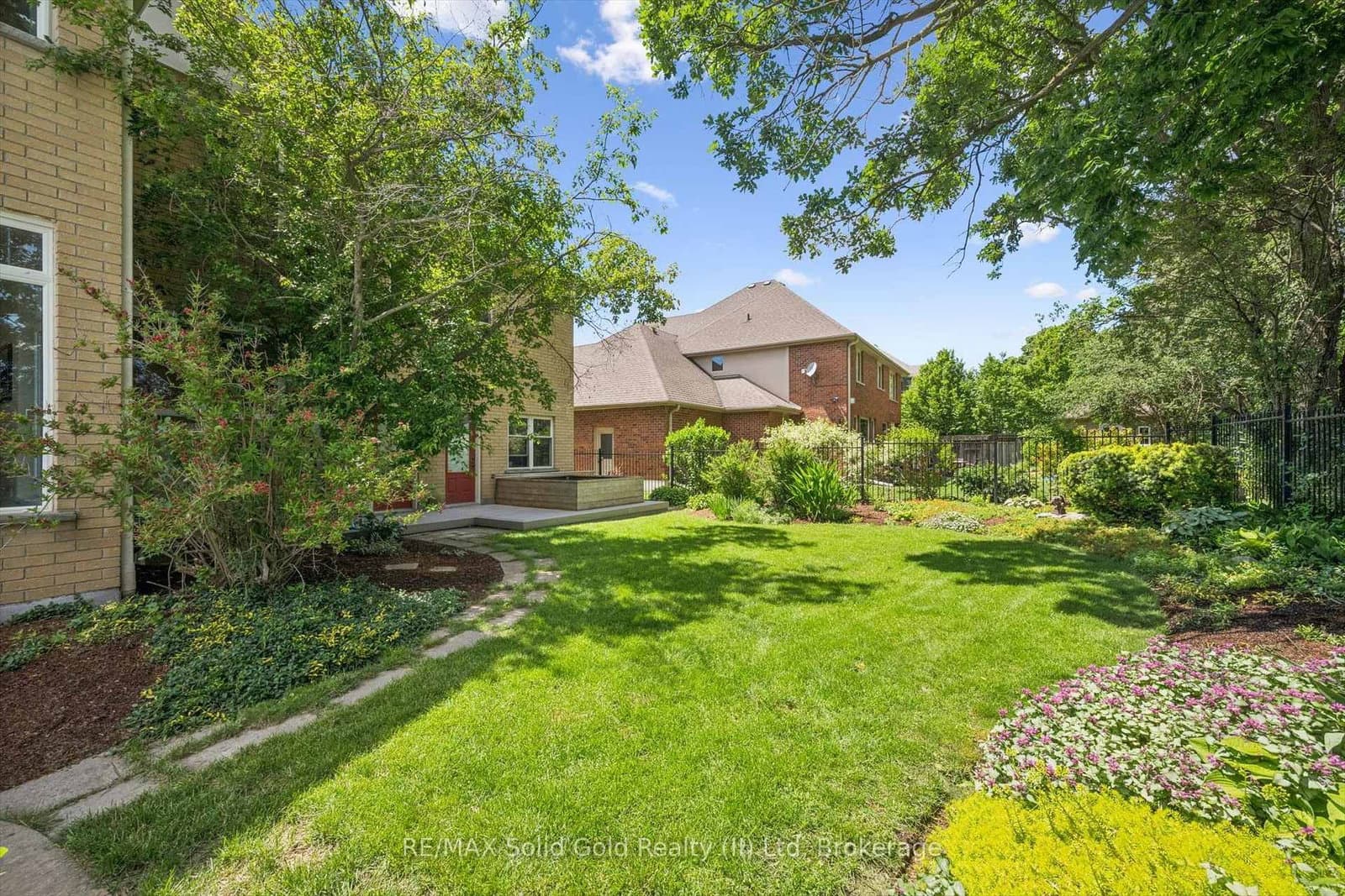 576 Falconridge Crescent thumbnail 45