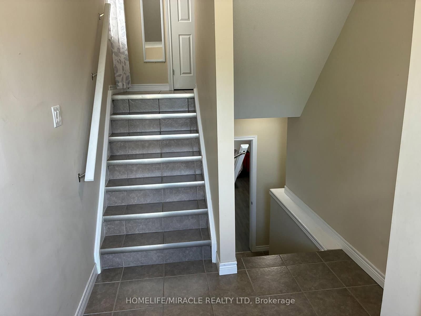 45 Oakes Crescent thumbnail 3
