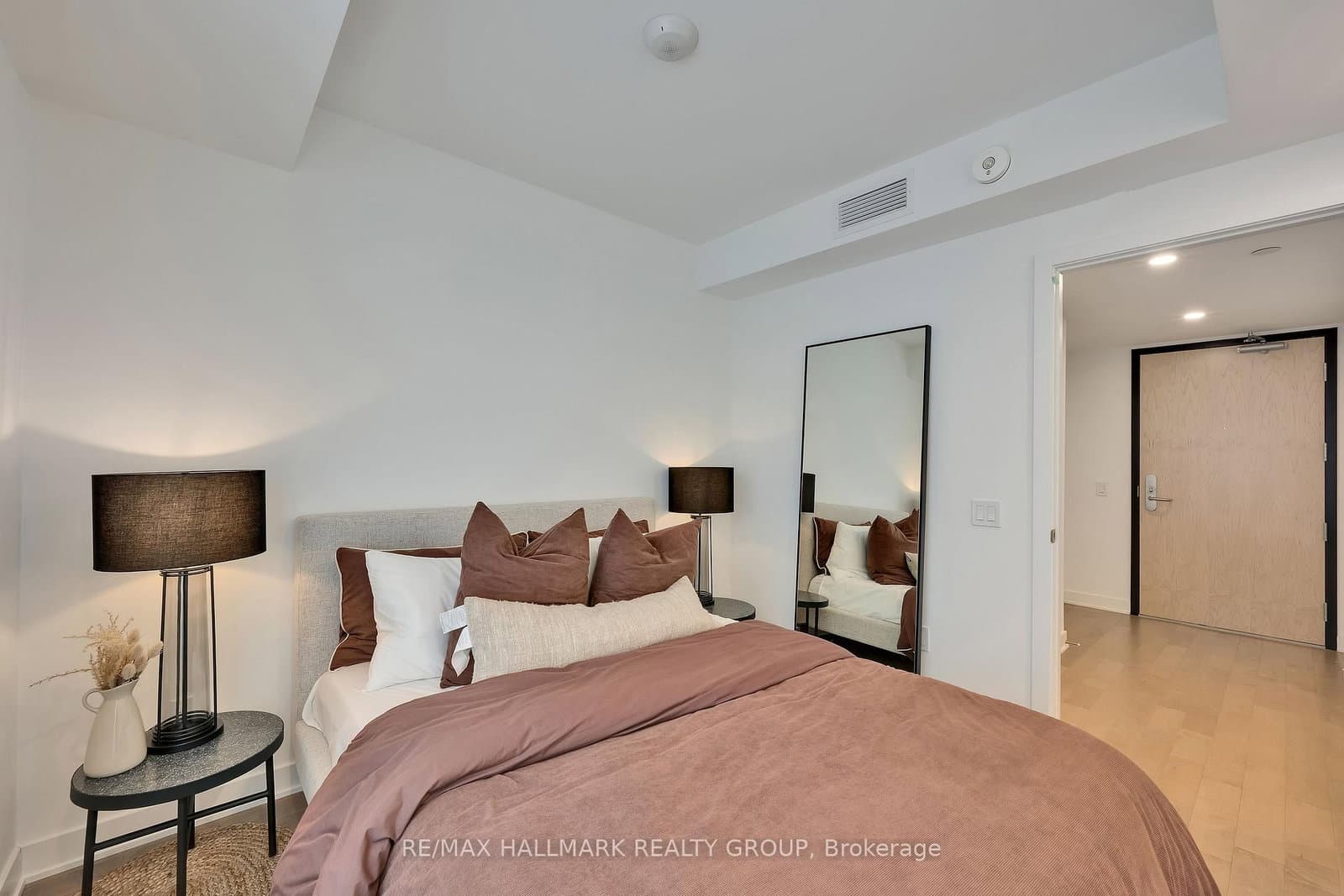 340 Queen Street, Unit 906 thumbnail 10