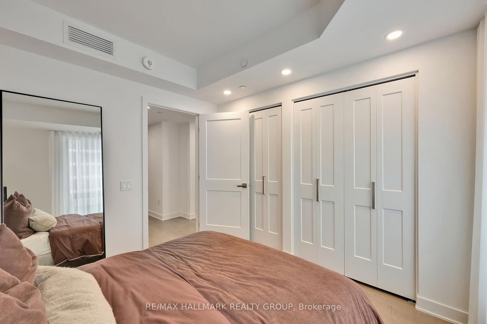 340 Queen Street, Unit 906 thumbnail 13