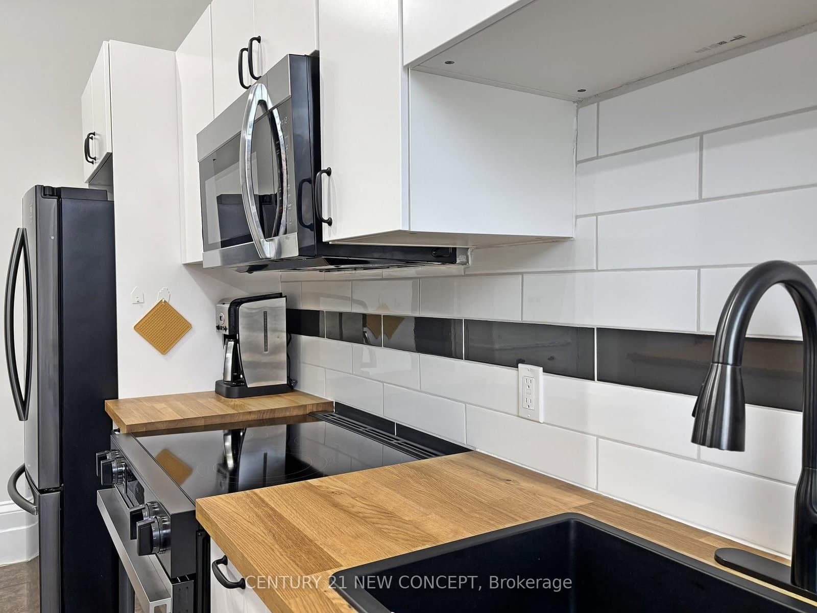 146 James Street S thumbnail 17