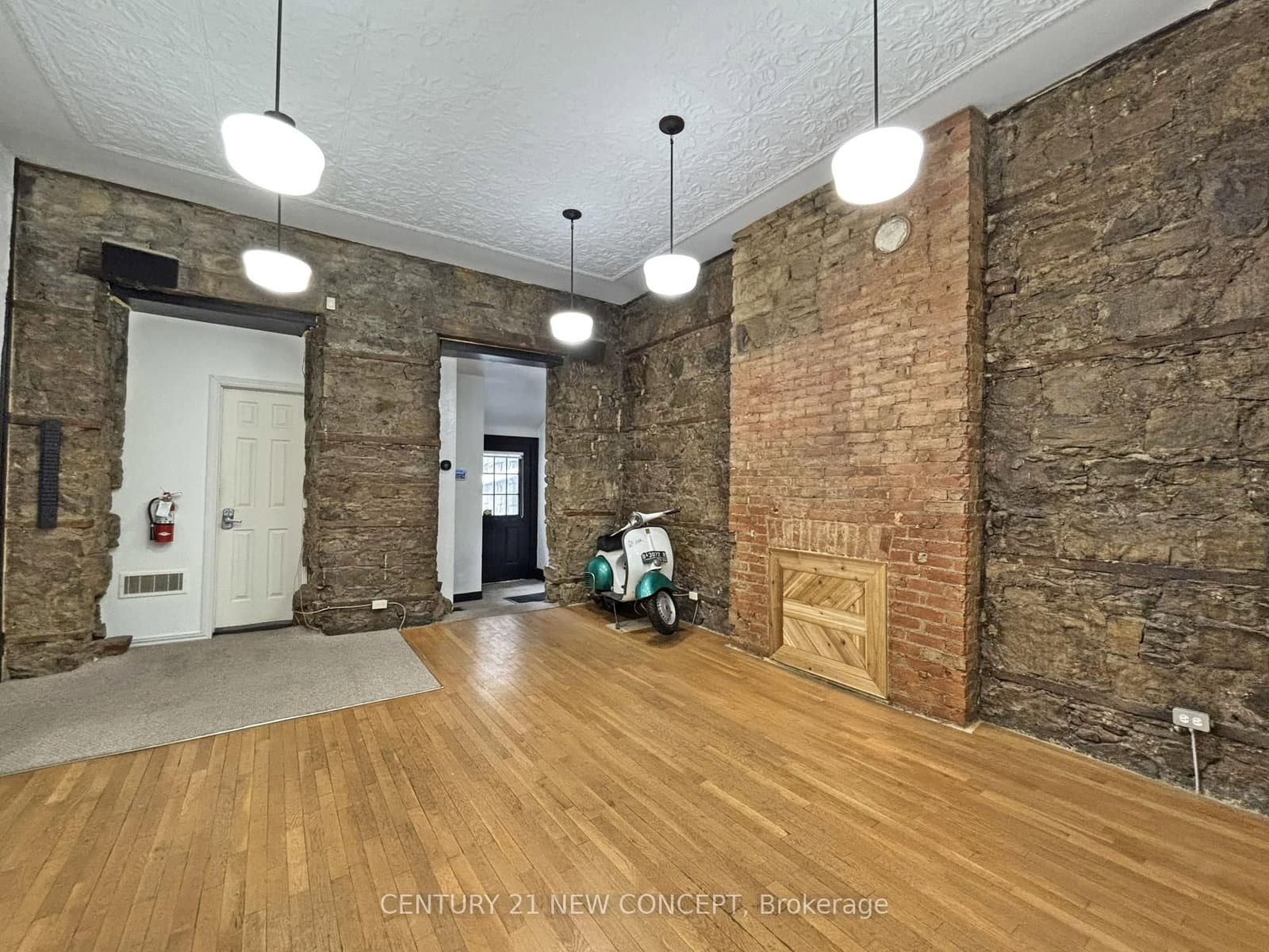 146 James Street S thumbnail 9
