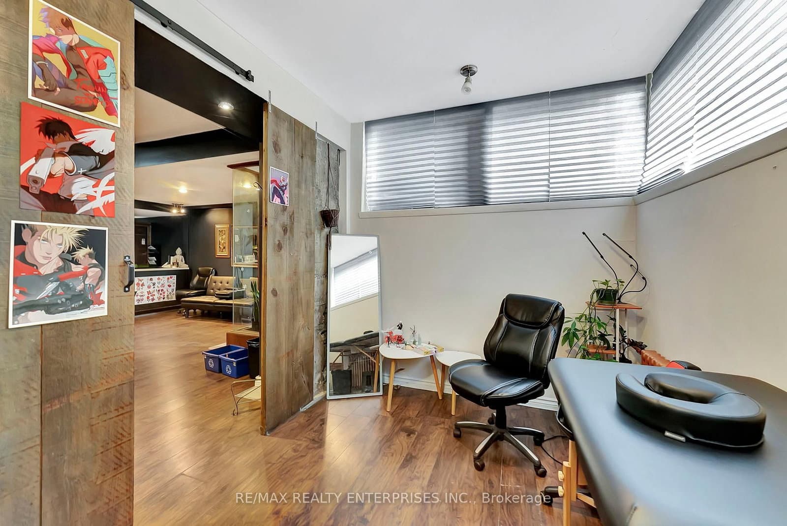 156 James Street S thumbnail 13