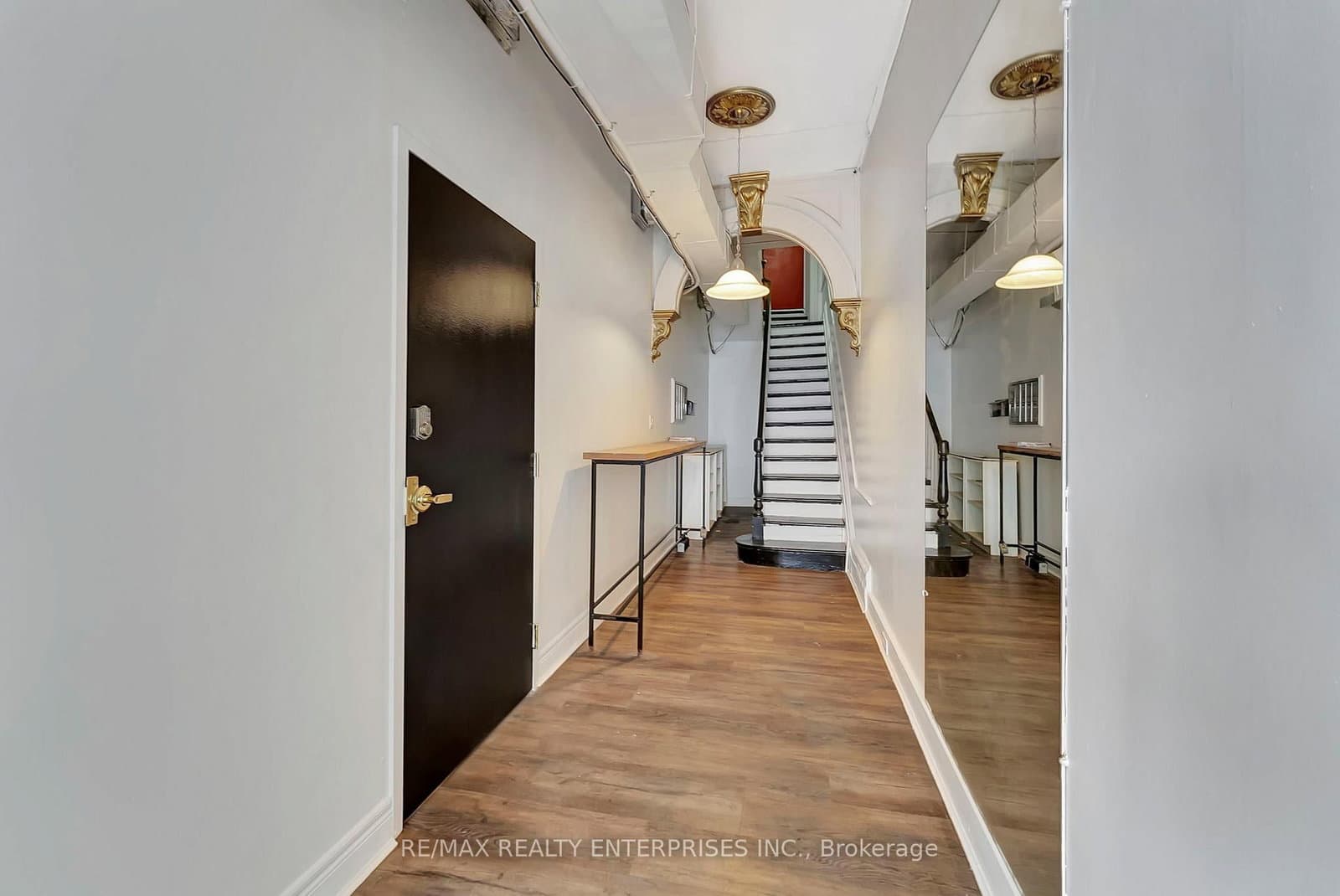 156 James Street S thumbnail 17