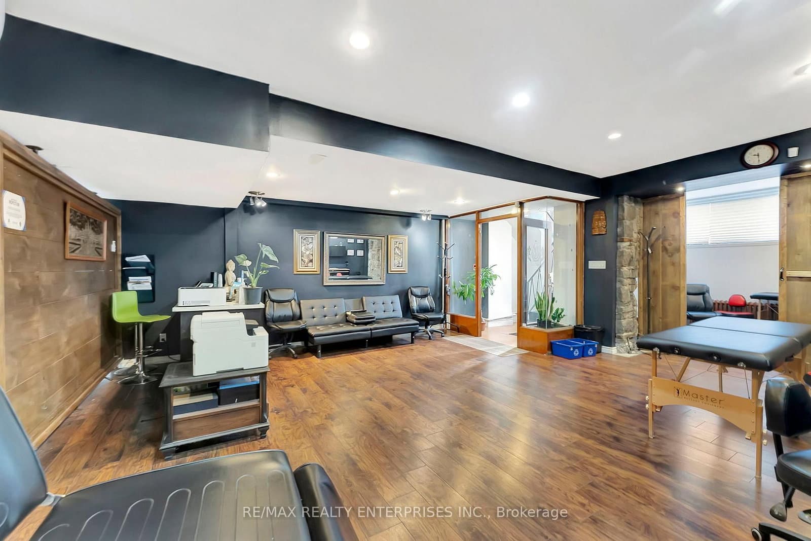 156 James Street S thumbnail 9