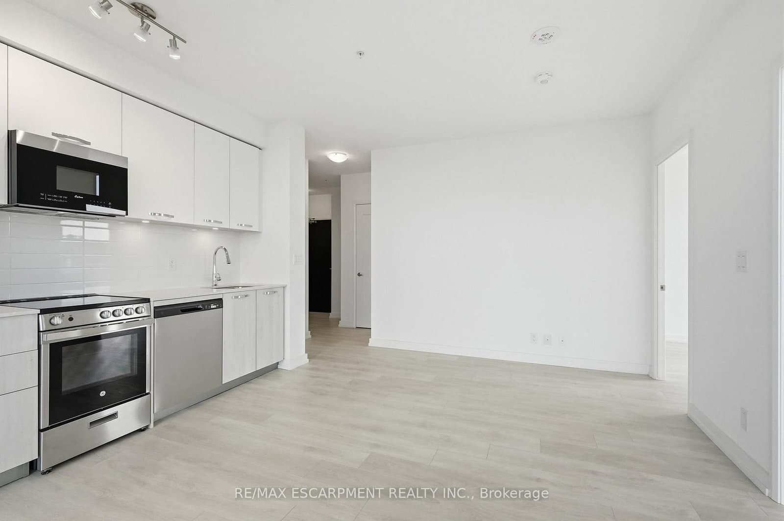 75 JAMES Street S, Unit 2017 thumbnail 10